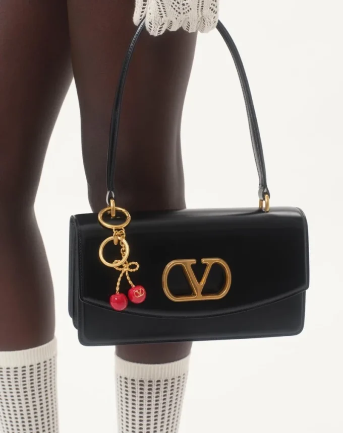 Chez Valentino Μεταλλικό και σμάλτο κρεμαστό για τσάντα με μπρελόκ Chez Valentino Μεταλλικό και σμάλτο κρεμαστό για τσάντα με μπρελόκ
