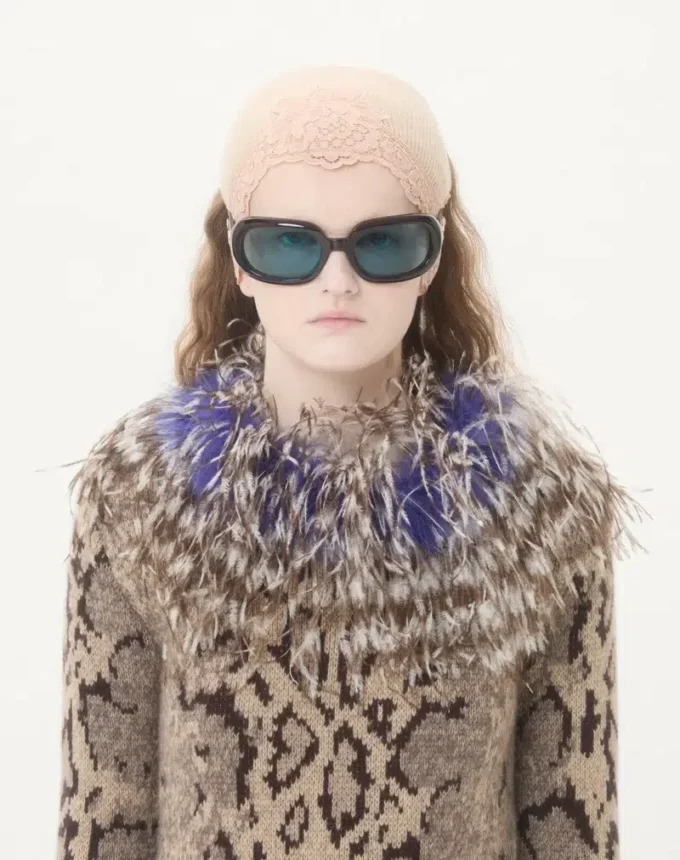 Φόρεμα από κασμίρ με animal print και φτερά Φόρεμα από κασμίρ με animal print και φτερά