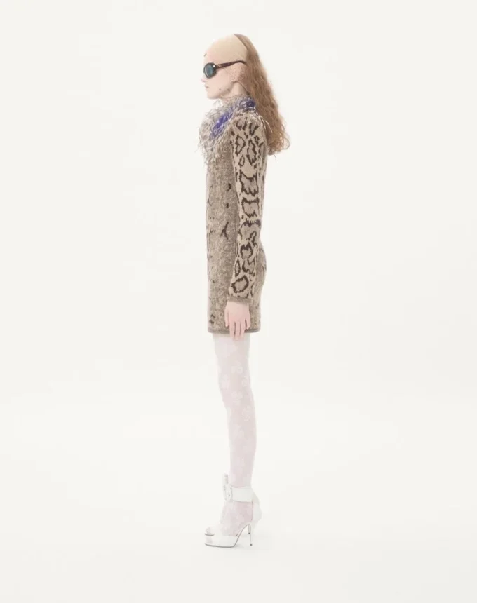Φόρεμα από κασμίρ με animal print και φτερά Φόρεμα από κασμίρ με animal print και φτερά