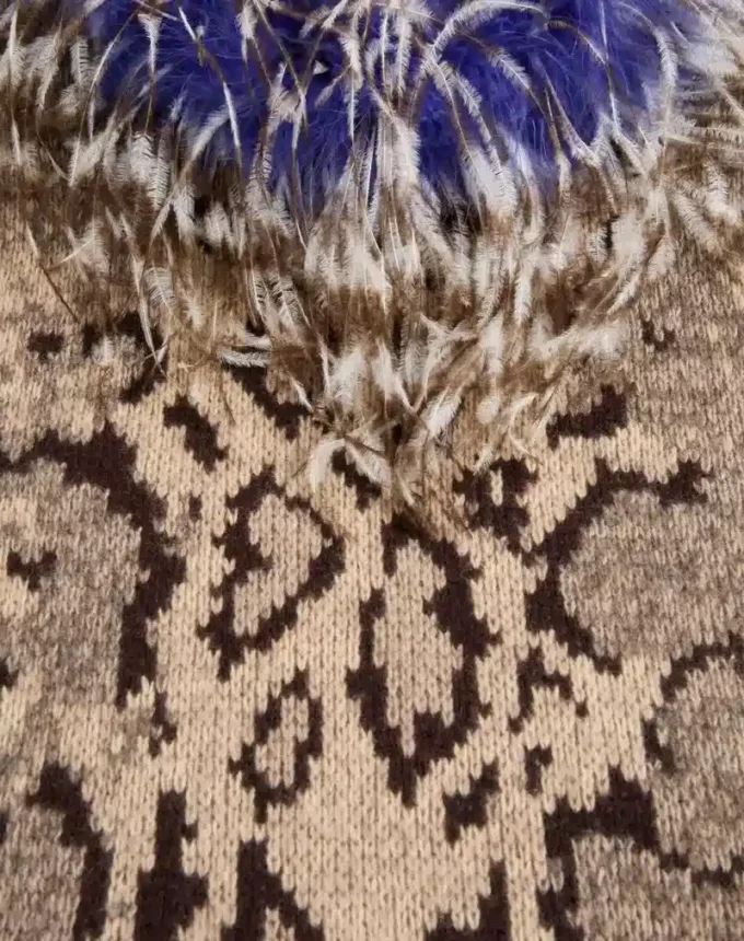 Φόρεμα από κασμίρ με animal print και φτερά Φόρεμα από κασμίρ με animal print και φτερά