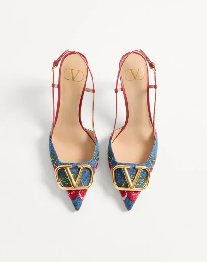 Γόβες Slingback με υπογραφή Vlogo σε τζιν με κεντημένο σχέδιο Cherryfic 80 mm Γόβες Slingback με υπογραφή Vlogo σε τζιν με κεντημένο σχέδιο Cherryfic 80 mm