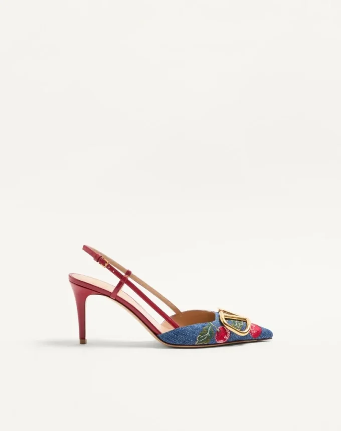 Γόβες Slingback με υπογραφή Vlogo σε τζιν με κεντημένο σχέδιο Cherryfic 80 mm Γόβες Slingback με υπογραφή Vlogo σε τζιν με κεντημένο σχέδιο Cherryfic 80 mm