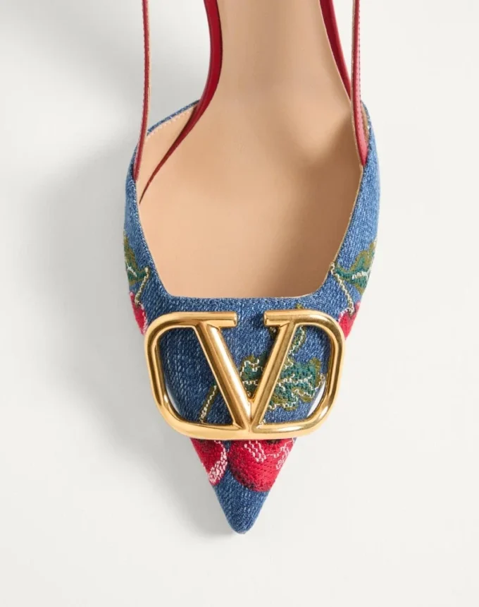 Γόβες Slingback με υπογραφή Vlogo σε τζιν με κεντημένο σχέδιο Cherryfic 80 mm Γόβες Slingback με υπογραφή Vlogo σε τζιν με κεντημένο σχέδιο Cherryfic 80 mm