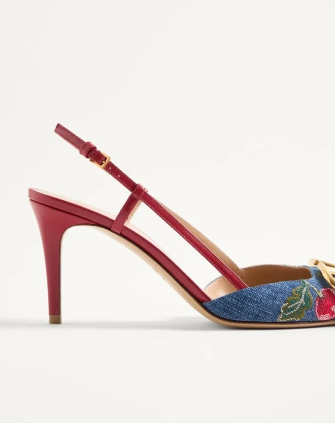 Γόβες Slingback με υπογραφή Vlogo σε τζιν με κεντημένο σχέδιο Cherryfic 80 mm Γόβες Slingback με υπογραφή Vlogo σε τζιν με κεντημένο σχέδιο Cherryfic 80 mm