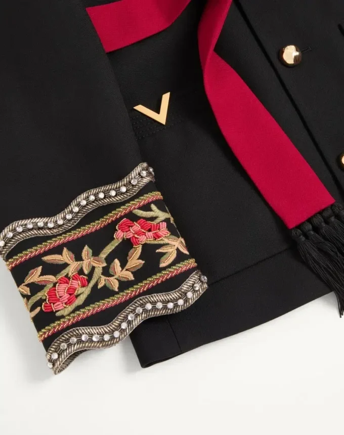 Κεντημένο σακάκι Valentino με ζώνη από γκαμπαρντίνα μαλλιού με VGold Κεντημένο σακάκι Valentino με ζώνη από γκαμπαρντίνα μαλλιού με VGold