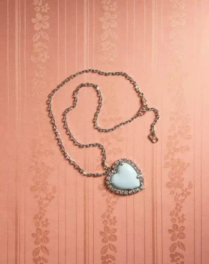 Κολιέ Coeur Hyperbole από μέταλλο, ρητίνη και κρύσταλλα Swarovski® Κολιέ Coeur Hyperbole από μέταλλο, ρητίνη και κρύσταλλα Swarovski®