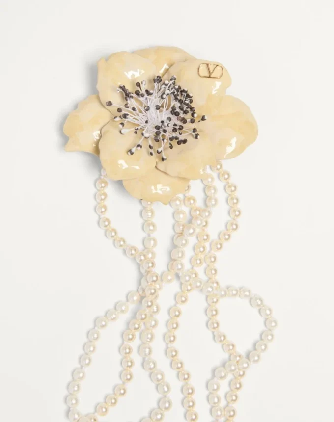 Κολιέ Fleur Lumineuse από μέταλλο, σμάλτο, μαργαριτάρια και ύφασμα Κολιέ Fleur Lumineuse από μέταλλο, σμάλτο, μαργαριτάρια και ύφασμα
