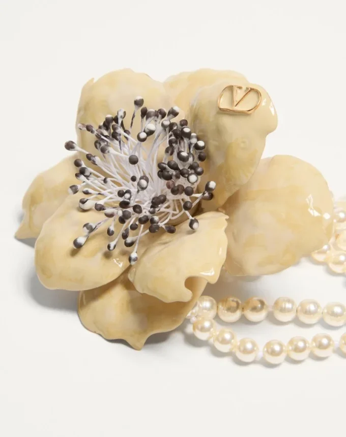 Κολιέ Fleur Lumineuse από μέταλλο, σμάλτο, μαργαριτάρια και ύφασμα Κολιέ Fleur Lumineuse από μέταλλο, σμάλτο, μαργαριτάρια και ύφασμα