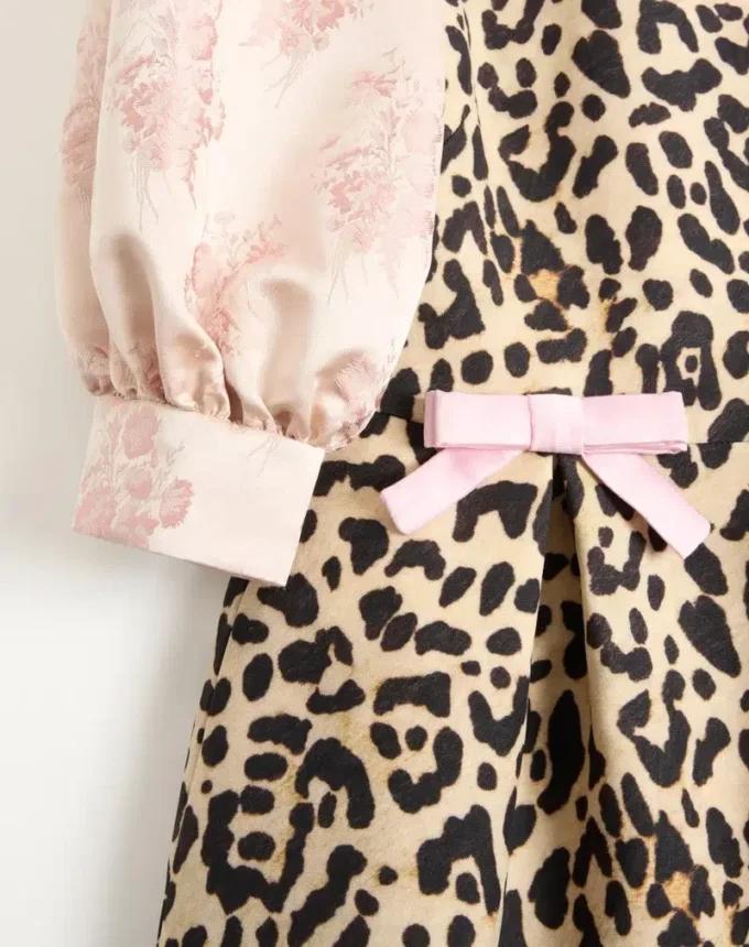 Κοντό φόρεμα από κρεπ με animalier print Κοντό φόρεμα από κρεπ με animalier print