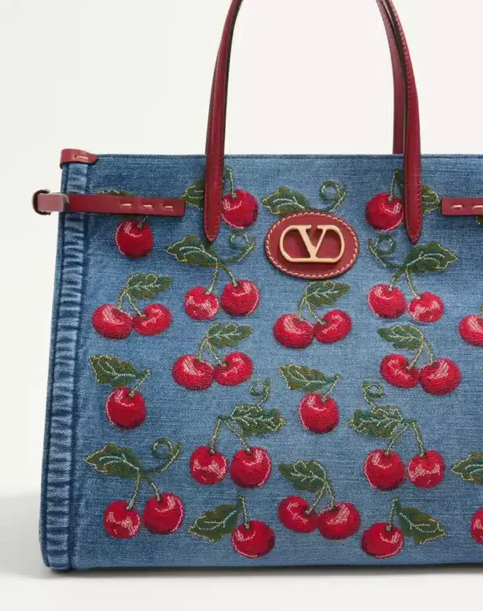 Μεσαία τσάντα αγορών Valentino Garavani Antibes από τζιν με κεντημένο σχέδιο Cherryfic Μεσαία τσάντα αγορών Valentino Garavani Antibes από τζιν με κεντημένο σχέδιο Cherryfic