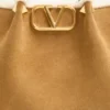 Μεσαίου μεγέθους τσάντα αγορών Valentino Garavani από σουέτ με επένδυση από δέρμα προβάτου Μεσαίου μεγέθους τσάντα αγορών Valentino Garavani από σουέτ με επένδυση από δέρμα προβάτου