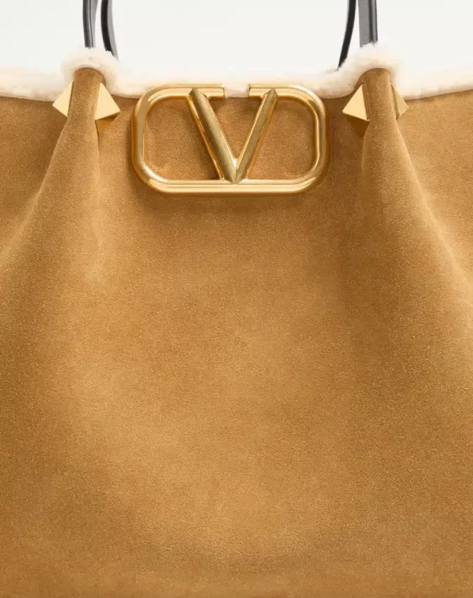 Μεσαίου μεγέθους τσάντα αγορών Valentino Garavani από σουέτ με επένδυση από δέρμα προβάτου Μεσαίου μεγέθους τσάντα αγορών Valentino Garavani από σουέτ με επένδυση από δέρμα προβάτου
