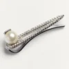 Μεταλλικό κλιπ γραβάτας Vlogo Signature με κρύσταλλα Swarovski® και μαργαριτάρι Μεταλλικό κλιπ γραβάτας Vlogo Signature με κρύσταλλα Swarovski® και μαργαριτάρι