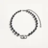 Μεταλλικό κολιέ Vlogo Signature με πέρλες Swarovski® Μεταλλικό κολιέ Vlogo Signature με πέρλες Swarovski®