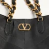 Μικρή τσάντα αγορών Valentino Garavani Laseine από δέρμα νάπα με σχέδιο σε σχήμα V Μικρή τσάντα αγορών Valentino Garavani Laseine από δέρμα νάπα με σχέδιο σε σχήμα V