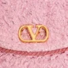 Μικρή τσάντα ώμου Valentino Garavani DeVain από ύφασμα Cloqué Jacquard. Μικρή τσάντα ώμου Valentino Garavani DeVain από ύφασμα Cloqué Jacquard.