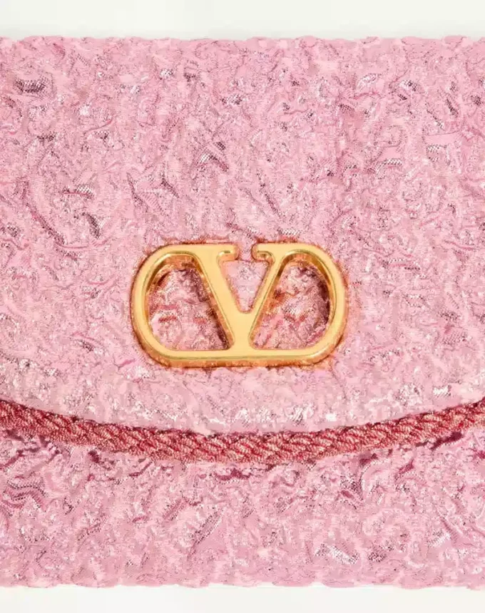 Μικρή τσάντα ώμου Valentino Garavani DeVain από ύφασμα Cloqué Jacquard. Μικρή τσάντα ώμου Valentino Garavani DeVain από ύφασμα Cloqué Jacquard.