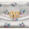 Μικρή τσάντα ώμου Valentino Garavani DeVain από ύφασμα Jacquard με floral μοτίβο Lurex Μικρή τσάντα ώμου Valentino Garavani DeVain από ύφασμα Jacquard με floral μοτίβο Lurex