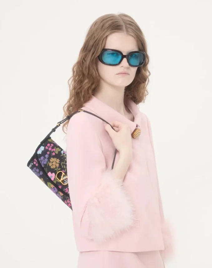Μικρή τσάντα ώμου Valentino Garavani DeVain από ύφασμα Moiré Papier Floral Μικρή τσάντα ώμου Valentino Garavani DeVain από ύφασμα Moiré Papier Floral