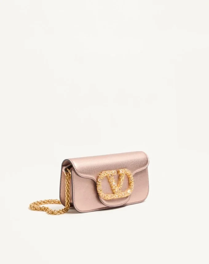 Μικρή τσάντα ώμου Valentino Garavani Locò από πλαστικοποιημένο δέρμα μοσχαριού με λογότυπο Jewel Μικρή τσάντα ώμου Valentino Garavani Locò από πλαστικοποιημένο δέρμα μοσχαριού με λογότυπο Jewel
