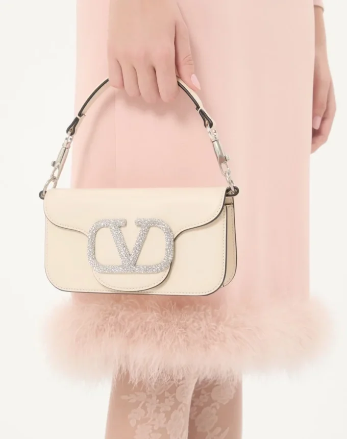 Μικρή τσάντα ώμου Valentino Garavani Locò με λογότυπο Jewel Μικρή τσάντα ώμου Valentino Garavani Locò με λογότυπο Jewel