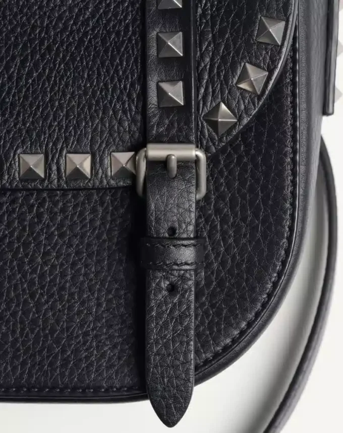 Μικρή τσάντα Rockstud Grainy Calfskin Crossbody