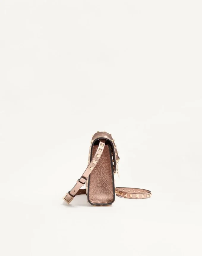 Μικρή τσάντα Valentino Garavani Rockstud από πλαστικοποιημένο δέρμα μοσχαριού Μικρή τσάντα Valentino Garavani Rockstud από πλαστικοποιημένο δέρμα μοσχαριού