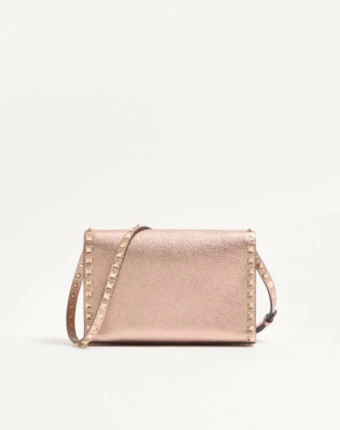 Μικρή τσάντα Valentino Garavani Rockstud από πλαστικοποιημένο δέρμα μοσχαριού Μικρή τσάντα Valentino Garavani Rockstud από πλαστικοποιημένο δέρμα μοσχαριού
