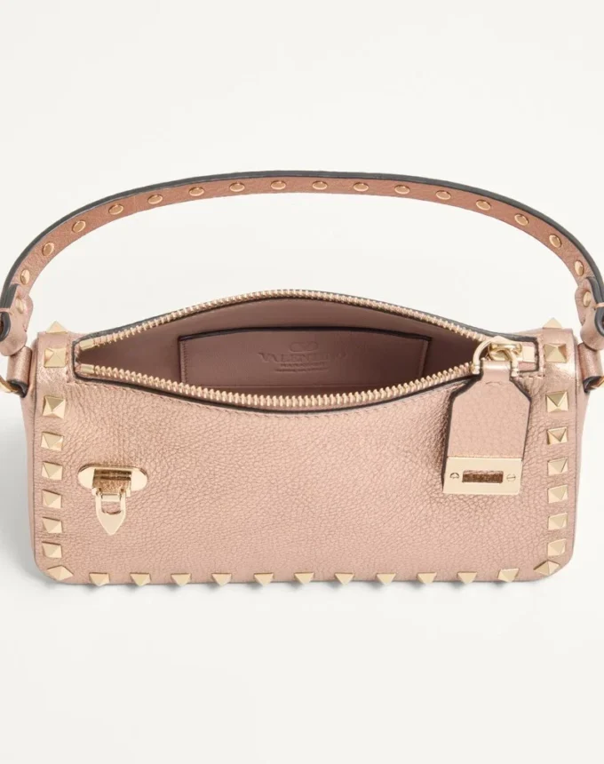 Μικρή τσάντα Valentino Garavani Rockstud από πλαστικοποιημένο δέρμα μοσχαριού Μικρή τσάντα Valentino Garavani Rockstud από πλαστικοποιημένο δέρμα μοσχαριού
