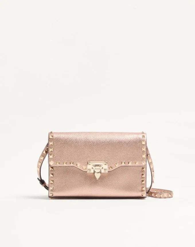 Μικρή τσάντα Valentino Garavani Rockstud από πλαστικοποιημένο δέρμα μοσχαριού Μικρή τσάντα Valentino Garavani Rockstud από πλαστικοποιημένο δέρμα μοσχαριού
