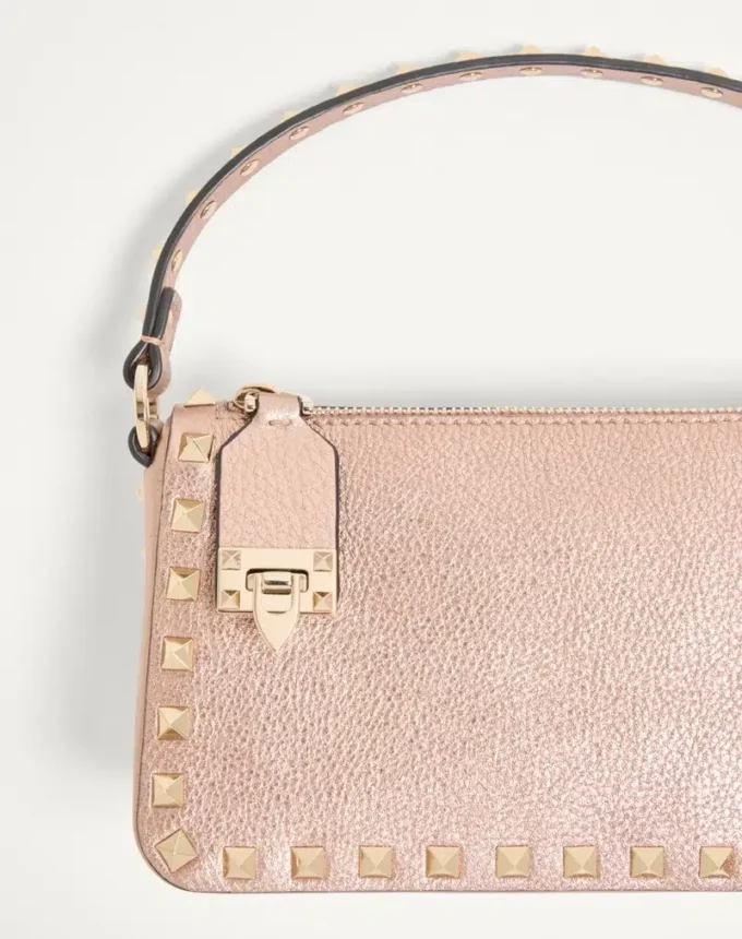 Μικρή τσάντα Valentino Garavani Rockstud από πλαστικοποιημένο δέρμα μοσχαριού Μικρή τσάντα Valentino Garavani Rockstud από πλαστικοποιημένο δέρμα μοσχαριού
