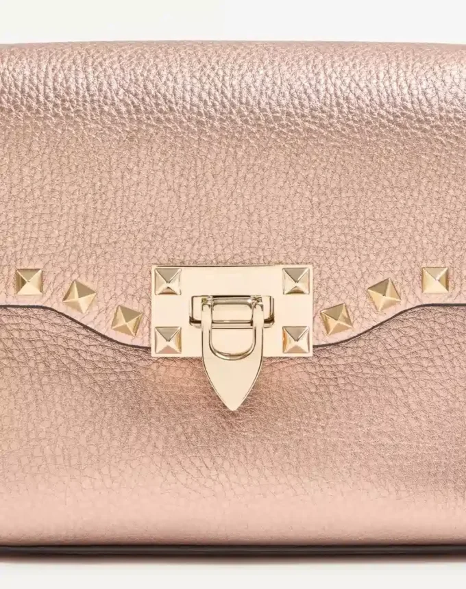 Μικρή τσάντα Valentino Garavani Rockstud από πλαστικοποιημένο δέρμα μοσχαριού Μικρή τσάντα Valentino Garavani Rockstud από πλαστικοποιημένο δέρμα μοσχαριού