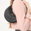 Μίνι τσάντα Hobo Vlogo Signature από δέρμα μοσχαριού με κόκκους Μίνι τσάντα Hobo Vlogo Signature από δέρμα μοσχαριού με κόκκους