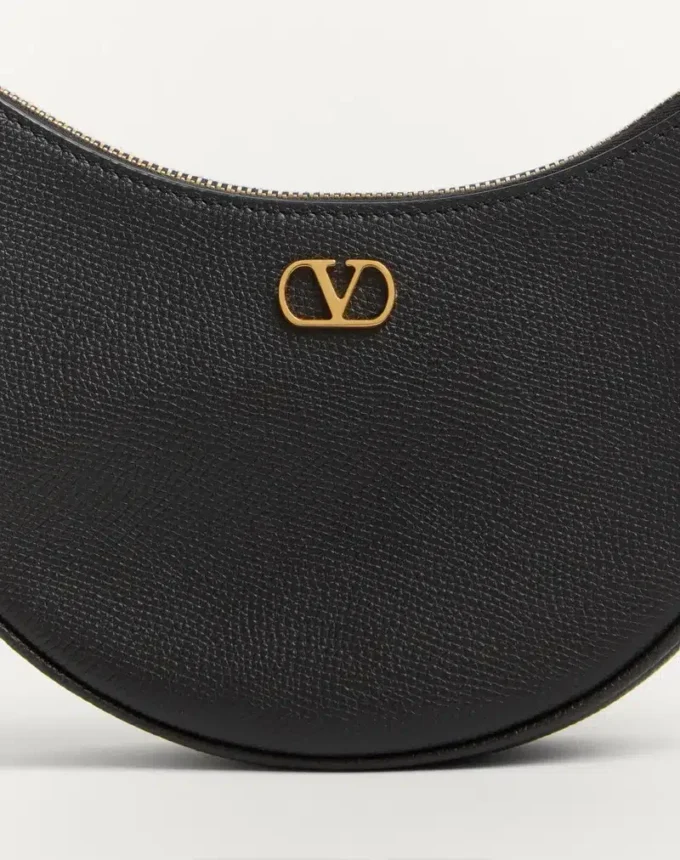 Μίνι τσάντα Hobo Vlogo Signature από δέρμα μοσχαριού με κόκκους Μίνι τσάντα Hobo Vlogo Signature από δέρμα μοσχαριού με κόκκους