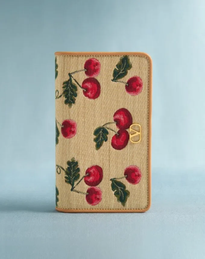 Μίνι τσάντα ώμου Vlogo Signature από ραφία Jacquard με μοτίβο Cherryfic Μίνι τσάντα ώμου Vlogo Signature από ραφία Jacquard με μοτίβο Cherryfic