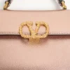 Μίνι τσάντα Valentino Garavani Vsling από πλαστικοποιημένο δέρμα μοσχαριού με λογότυπο Jewel Μίνι τσάντα Valentino Garavani Vsling από πλαστικοποιημένο δέρμα μοσχαριού με λογότυπο Jewel