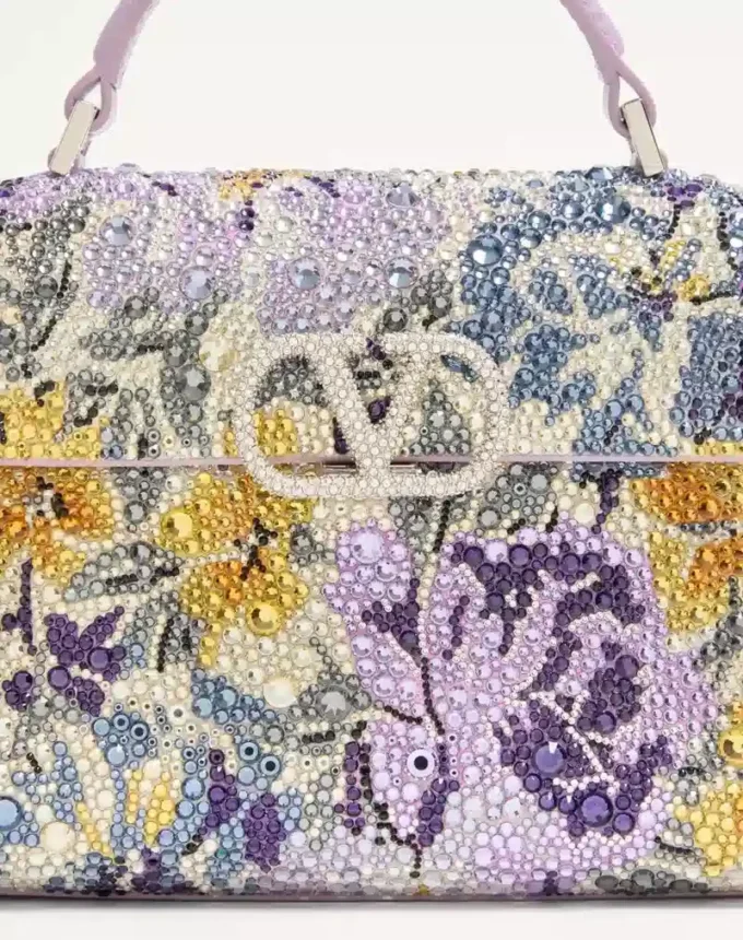 Μίνι τσάντα Valentino Garavani Vsling με μοτίβο Flowerism από στρας και λογότυπο με κόσμημα Μίνι τσάντα Valentino Garavani Vsling με μοτίβο Flowerism από στρας και λογότυπο με κόσμημα