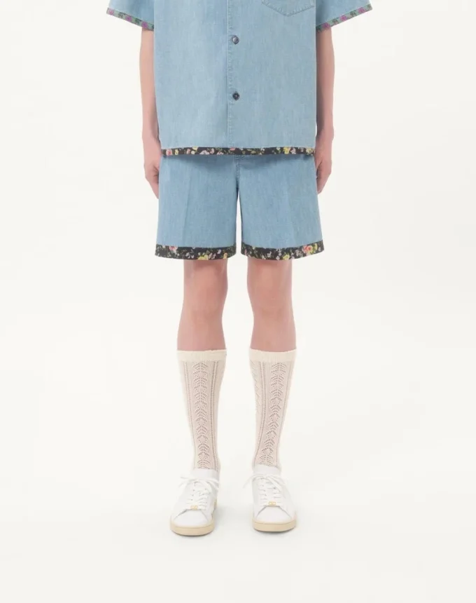 Μπέρμουντα σορτς από τζιν με floral print στο τελείωμα Μπέρμουντα σορτς από τζιν με floral print στο τελείωμα