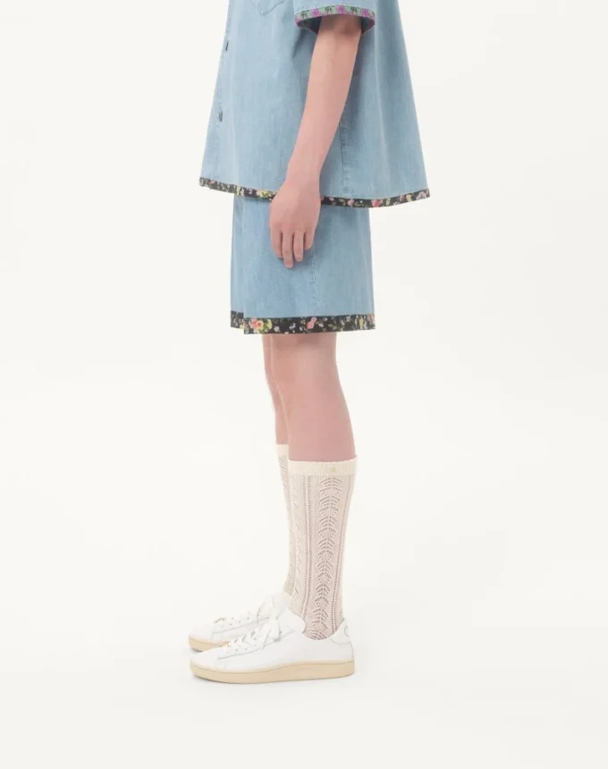 Μπέρμουντα σορτς από τζιν με floral print στο τελείωμα Μπέρμουντα σορτς από τζιν με floral print στο τελείωμα