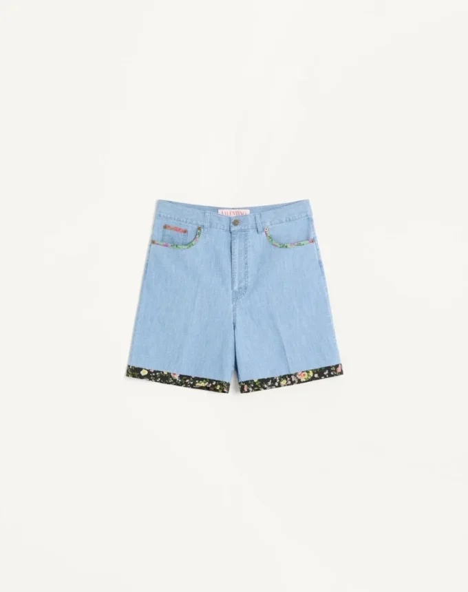 Μπέρμουντα σορτς από τζιν με floral print στο τελείωμα Μπέρμουντα σορτς από τζιν με floral print στο τελείωμα