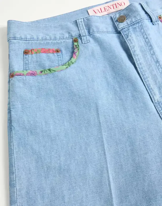 Μπέρμουντα σορτς από τζιν με floral print στο τελείωμα Μπέρμουντα σορτς από τζιν με floral print στο τελείωμα