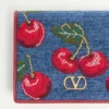 Πορτοφόλι Vlogo Signature Denim με κεντημένο σχέδιο Cherryfic Πορτοφόλι Vlogo Signature Denim με κεντημένο σχέδιο Cherryfic