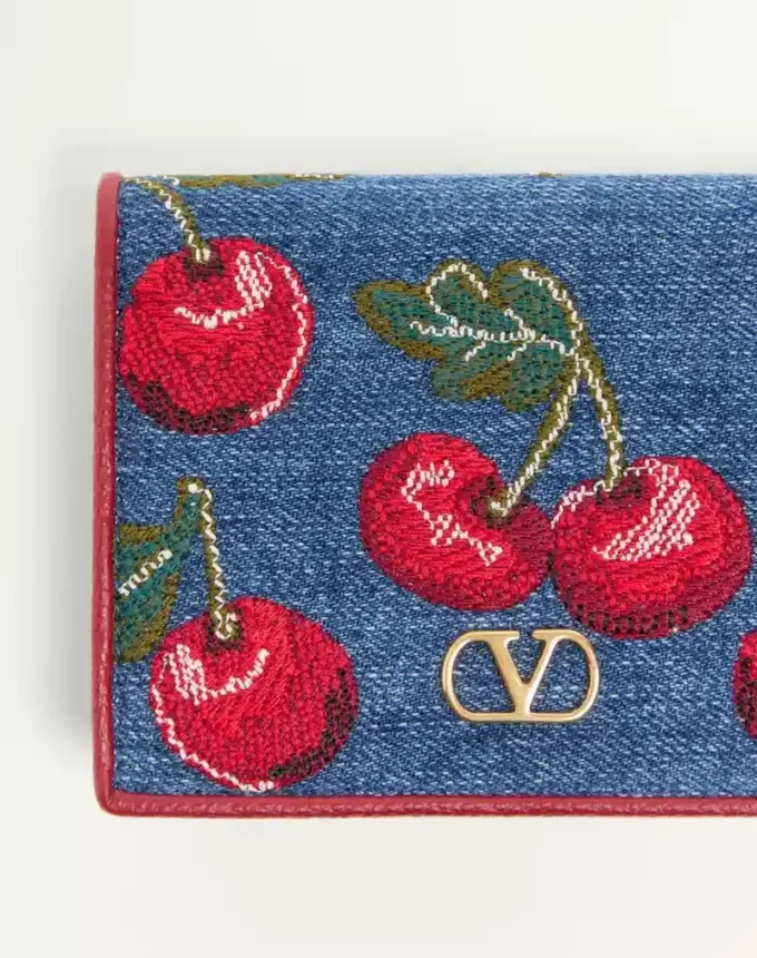 Πορτοφόλι Vlogo Signature Denim με κεντημένο σχέδιο Cherryfic Πορτοφόλι Vlogo Signature Denim με κεντημένο σχέδιο Cherryfic