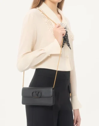 Πορτοφόλι Vlogo Signature Grainy Calfskin με αλυσίδα