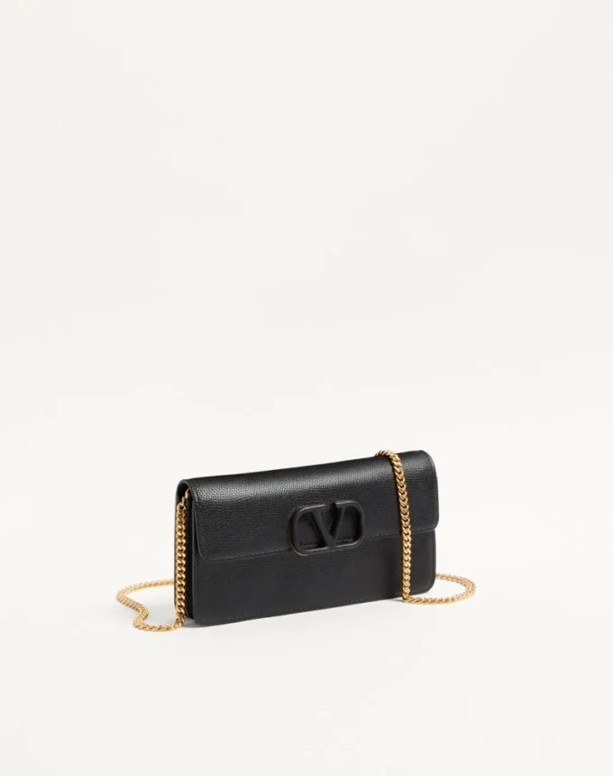 Πορτοφόλι Vlogo Signature Grainy Calfskin με αλυσίδα Πορτοφόλι Vlogo Signature Grainy Calfskin με αλυσίδα