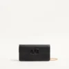 Πορτοφόλι Vlogo Signature Grainy Calfskin με αλυσίδα Πορτοφόλι Vlogo Signature Grainy Calfskin με αλυσίδα