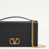 Πορτοφόλι VLogo Signature Grainy Calfskin με αλυσίδα Πορτοφόλι VLogo Signature Grainy Calfskin με αλυσίδα