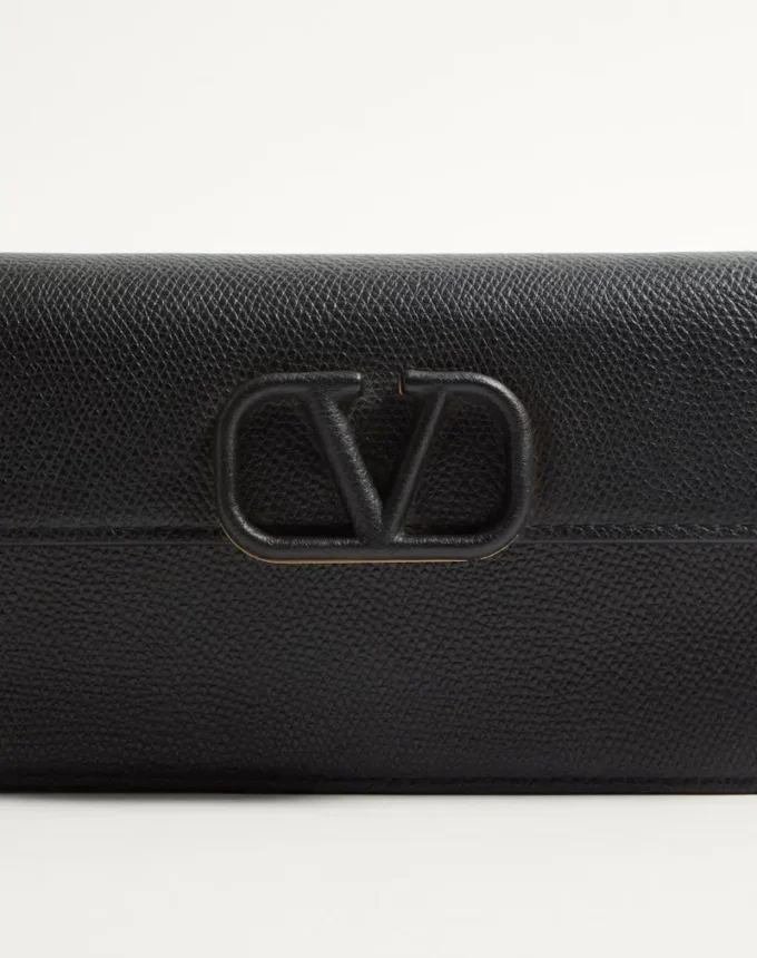 Πορτοφόλι Vlogo Signature Grainy Calfskin με αλυσίδα Πορτοφόλι Vlogo Signature Grainy Calfskin με αλυσίδα