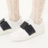 Rockstud Untitled Sneaker από δέρμα μοσχαριού με καρφιά σε τόνους Rockstud Untitled Sneaker από δέρμα μοσχαριού με καρφιά σε τόνους