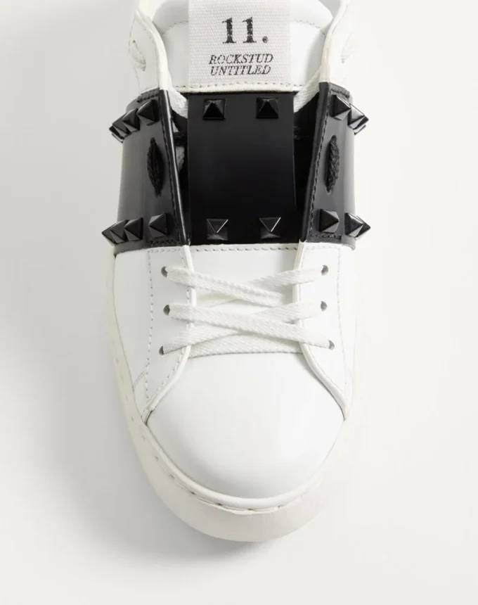 Rockstud Untitled Sneaker από δέρμα μοσχαριού με καρφιά σε τόνους Rockstud Untitled Sneaker από δέρμα μοσχαριού με καρφιά σε τόνους